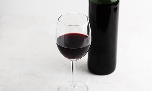 どっしりとしたコクの強い赤ワイン